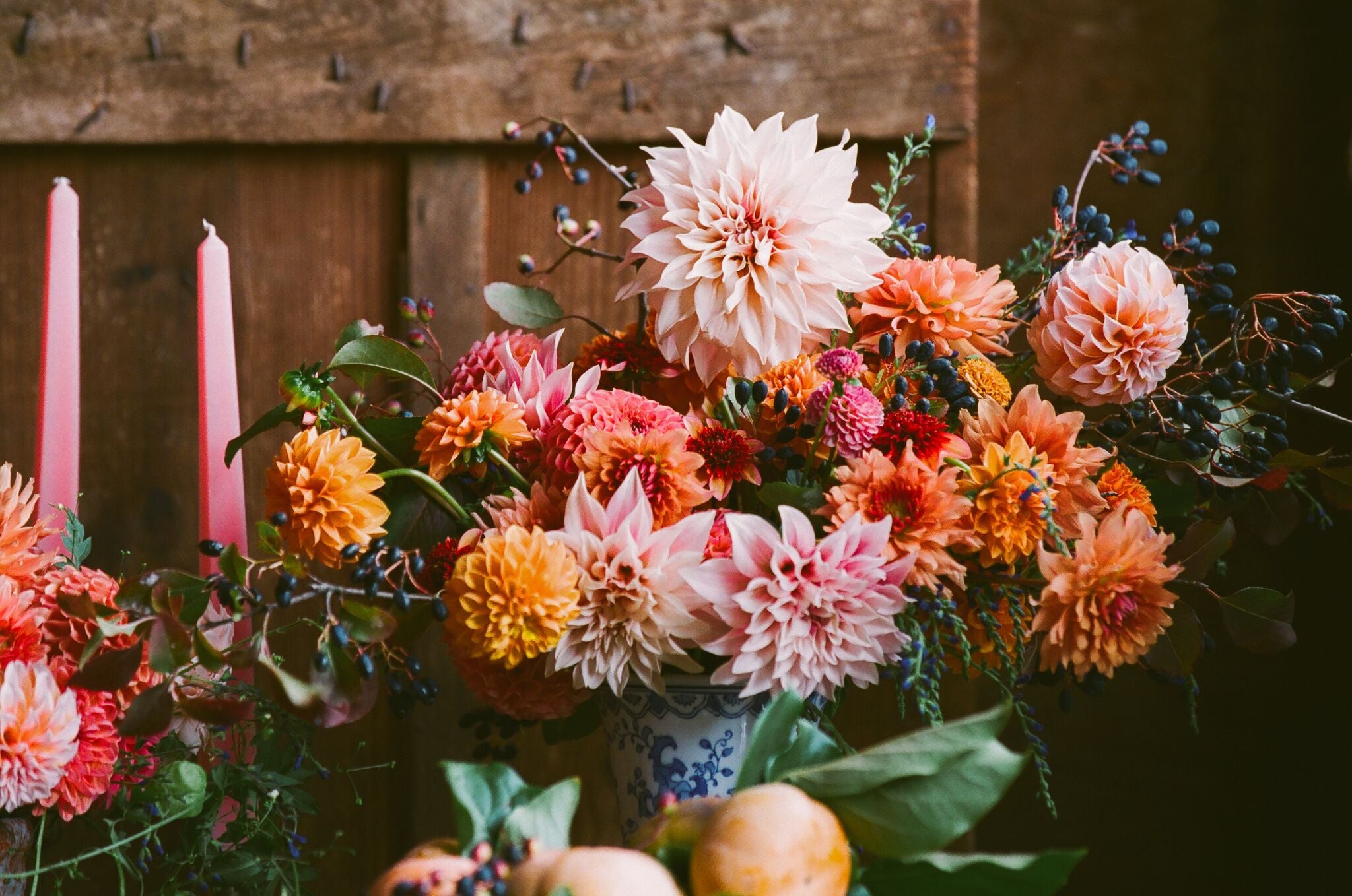 Dining table adorned with fresh flowers by La Rose Fleur, creating a beautiful table setting