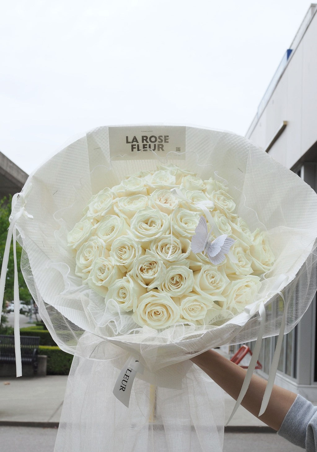 L4-White Rose Bouquet (19st to 99st)