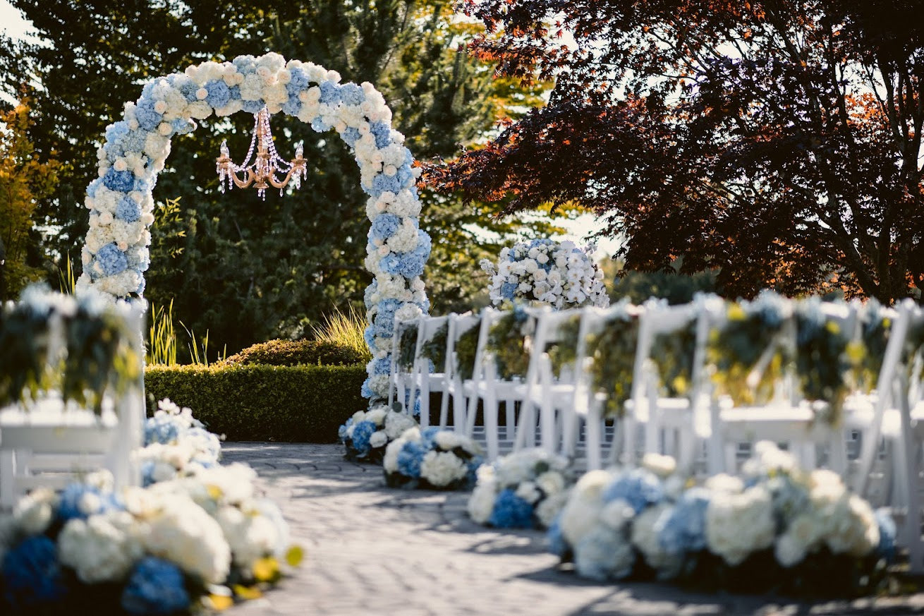 White and blue flower entourage by La Rose Fleur, creating a captivating floral display