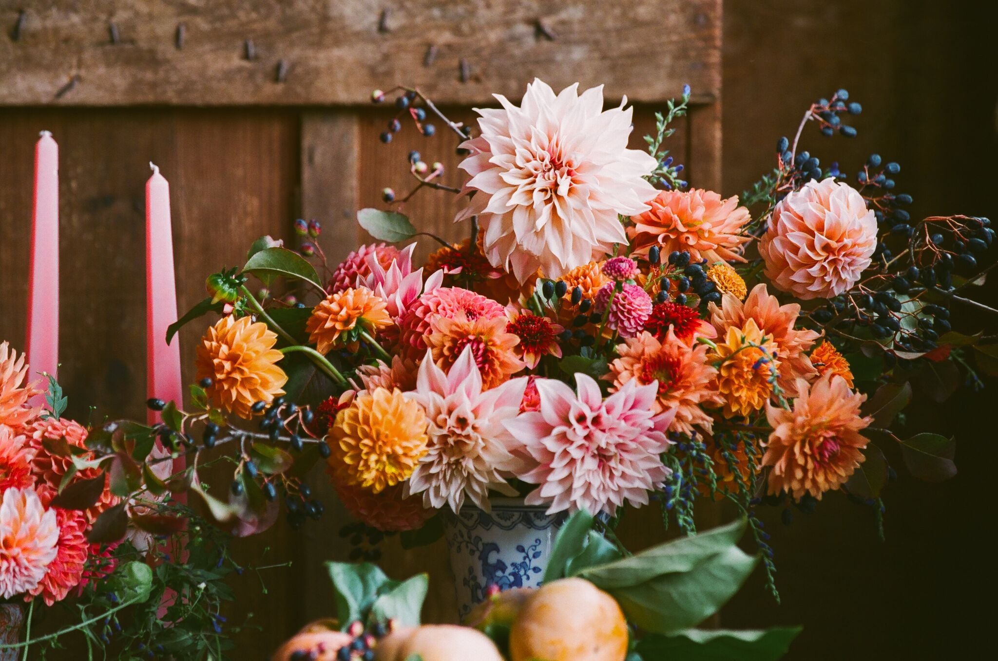 Dining table adorned with fresh flowers by La Rose Fleur, creating a beautiful table setting