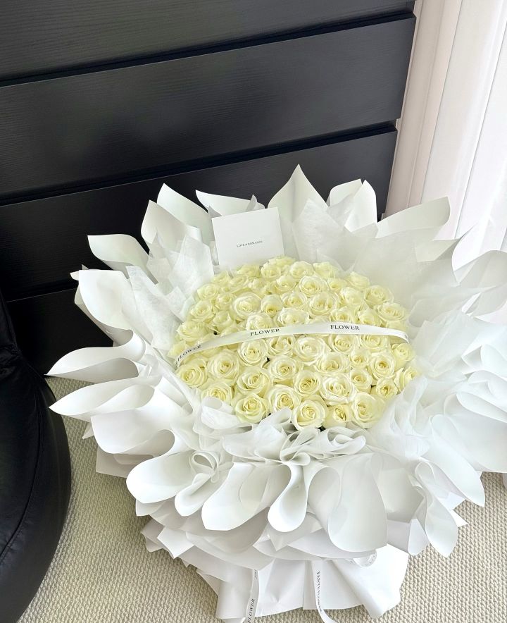 L2-Fancy wrapping white rose bouquet
