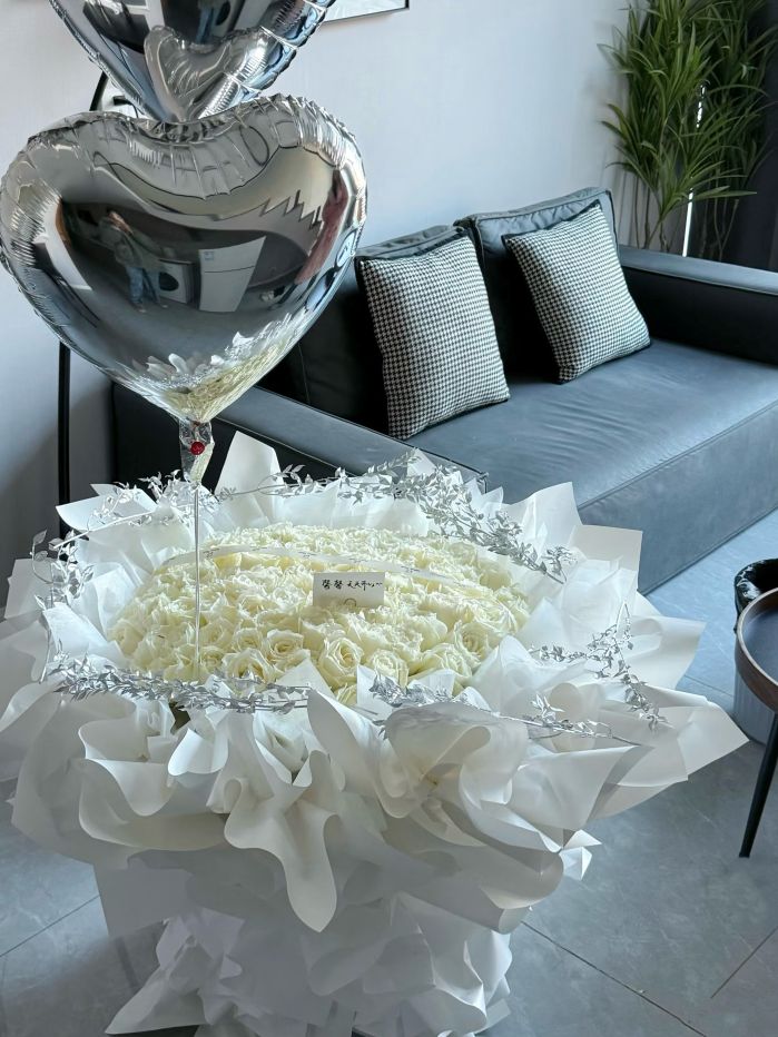 L2-Fancy wrapping white rose bouquet
