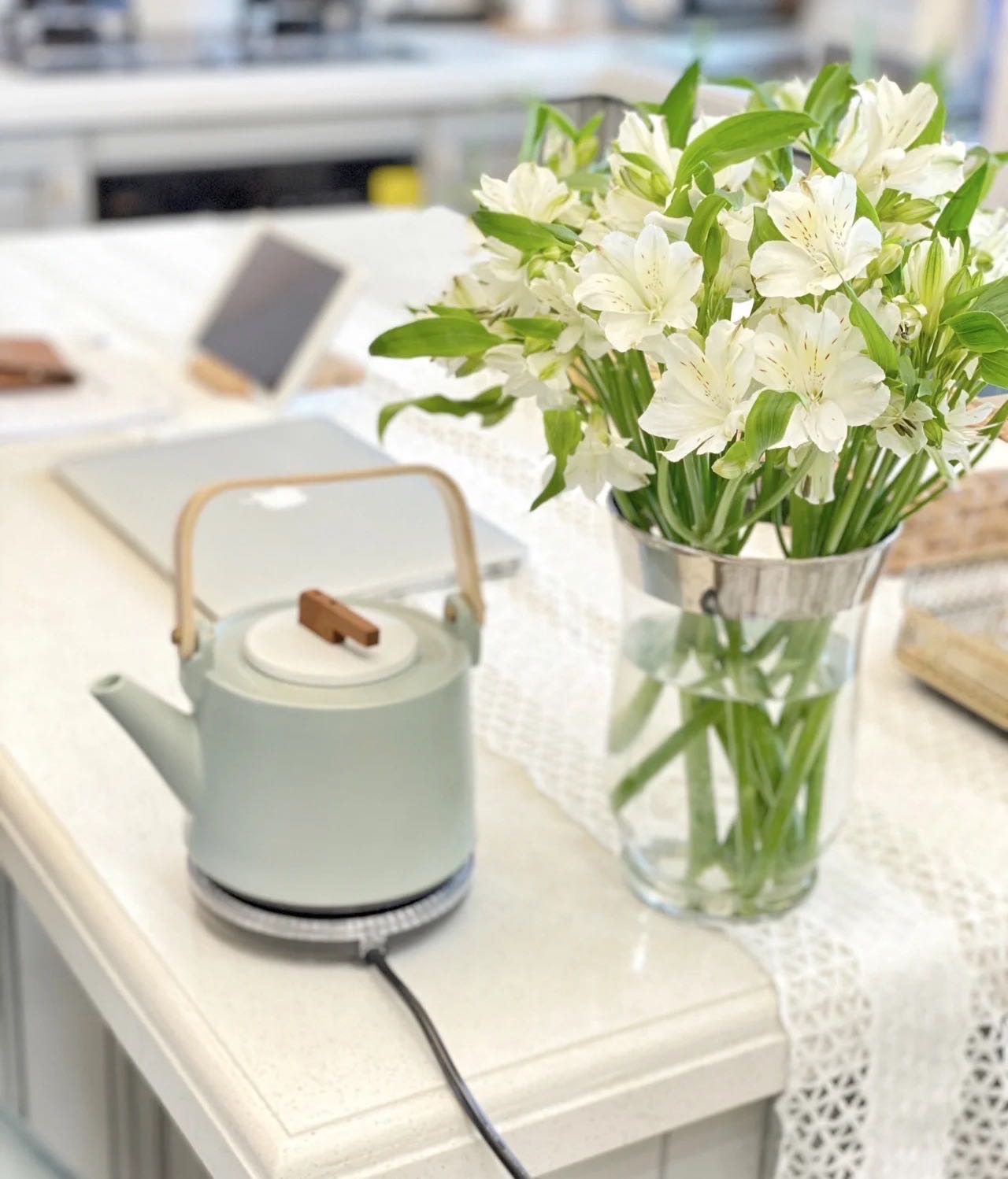 White flowers in a glass vase by La Rose Fleur, a timeless and elegant arrangement