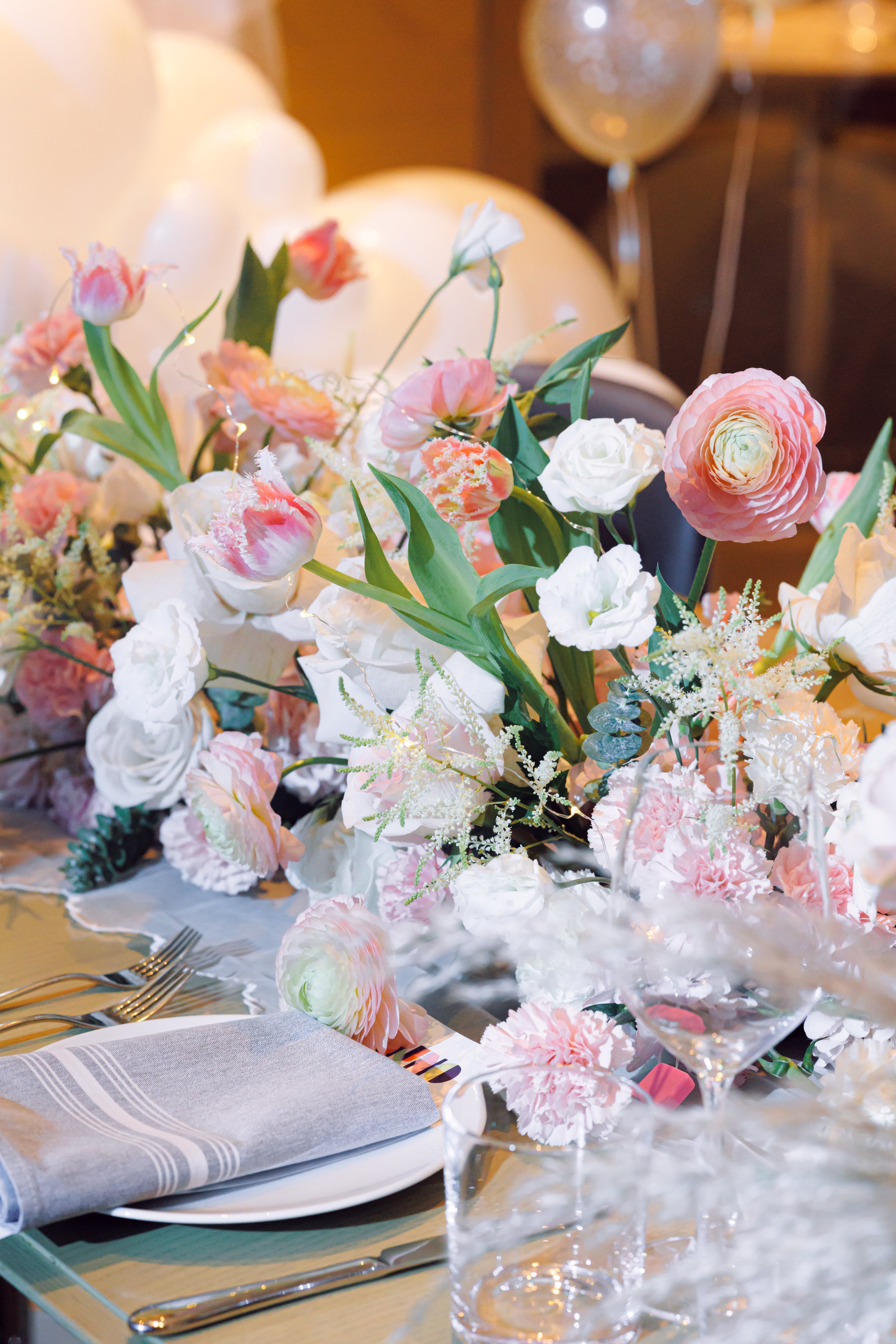 Stunning table centerpiece with flowers by La Rose Fleur, adding elegance to your dining experience.