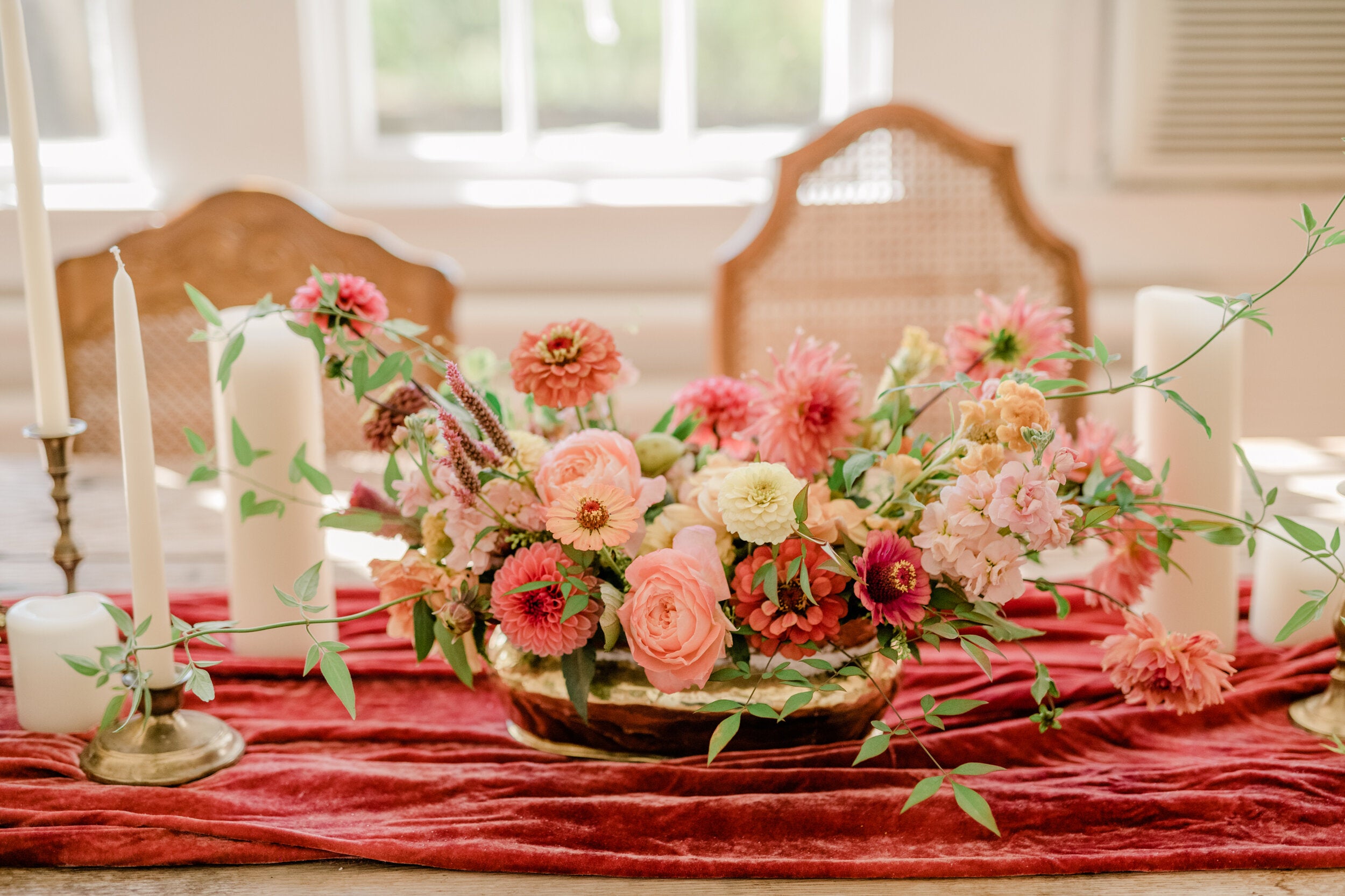 Tabletop flowers by La Rose Fleur, enhancing the dining ambiance with natural beauty